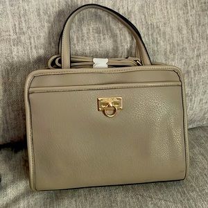 Beautiful brand new purse by Jones New York SIGNATURE. Leather hand bag.